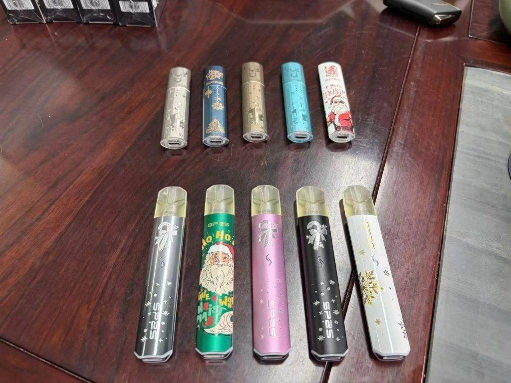 SP2S聖誕限量系列電子煙主機合集，展示不同色系與精緻工藝的節日氛圍實拍。